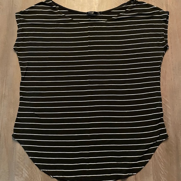 STUDIO T-shirt, size Medium - Picture 3 of 3